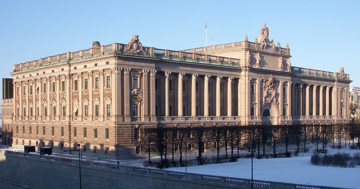 Riksdag building in Stockholm, used with the Novus poll on the Social Democrats’ drop